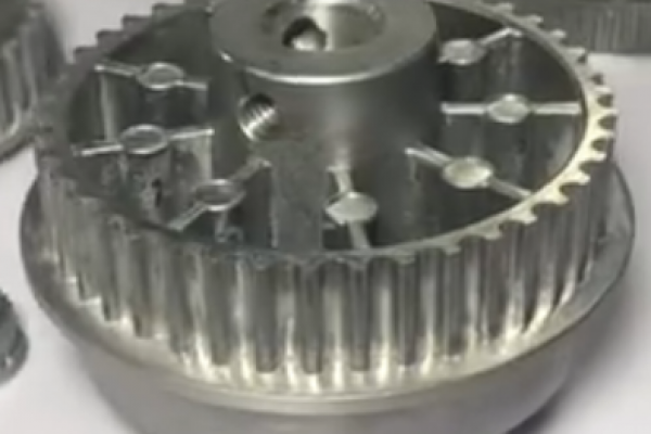 降溫了，來(lái)壓鑄車間烤火